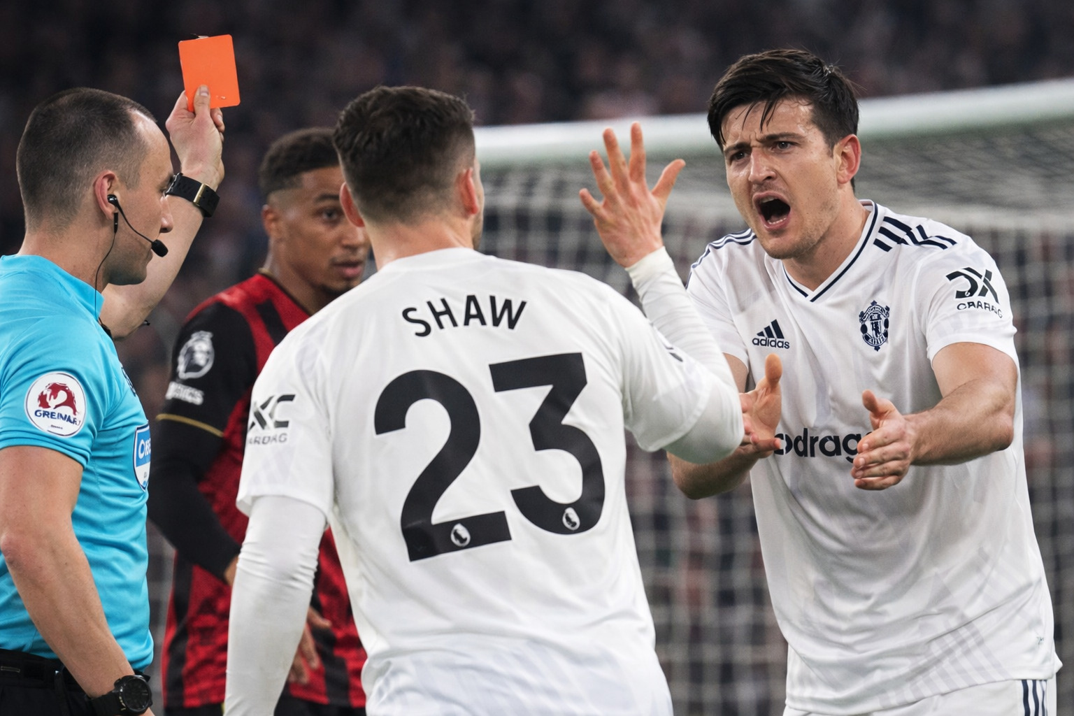 同样拉拽判罚却天差地别！曼联2-2背后，是一场让人难以信服的裁判之战